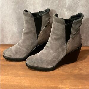 Sorel Gray Suede Wedge Boots size 6.5